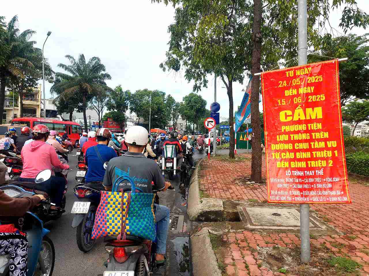 Đường chui Tầm Vu cấm xe từ ngày 24.5 đến ngày 15.6. Ảnh: Minh Quân