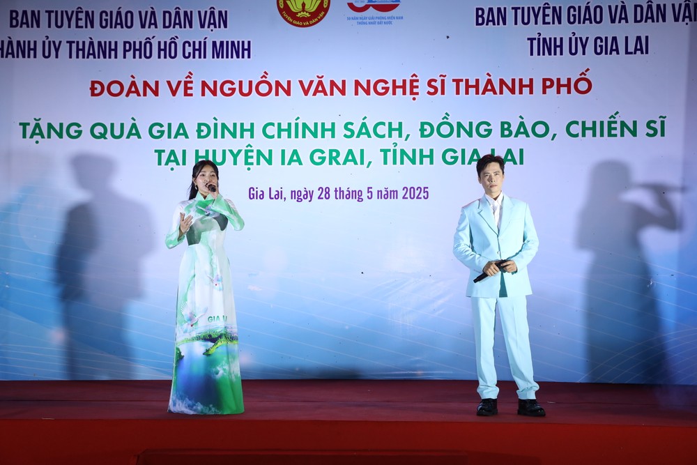 Duyên Quỳnh - Thanh Sang trình bày 233A0353.JPG