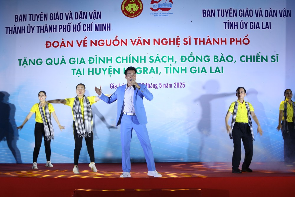 Ca sĩ Nguyễn Phi Hùng biểu diễn 233A0414.JPG
