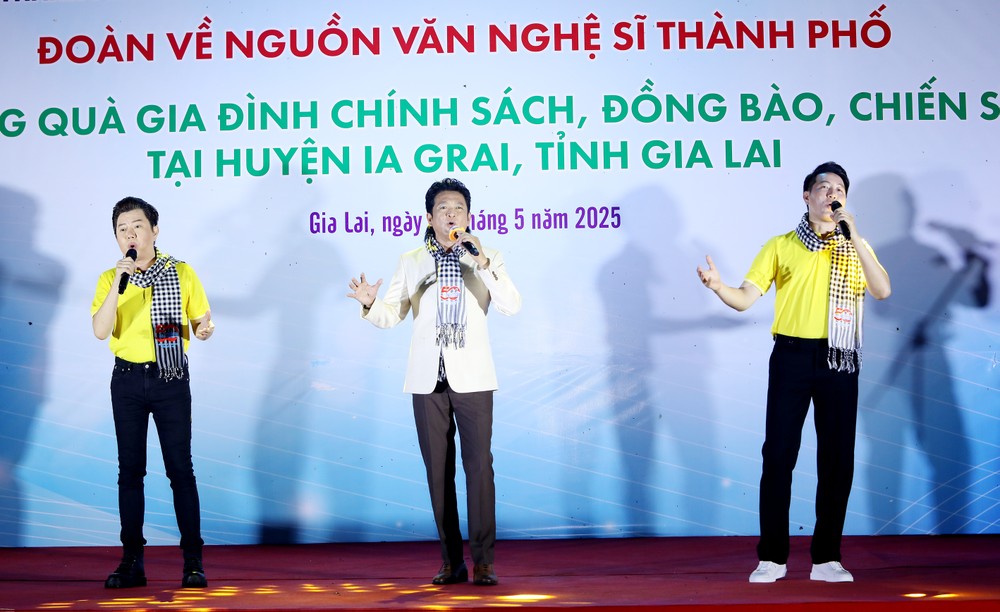 NSND Trọng Phúc - Nguyễn Phi Hùng - Quốc Đại biểu diễn tam ca. Ảnh: VÕ SĨ ĐIỀU aaa233A0212.jpg