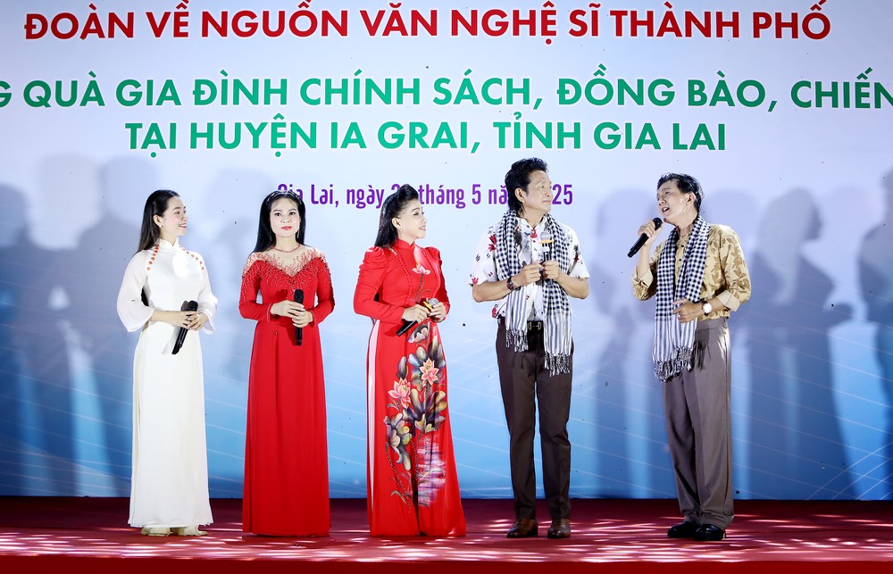 Các nghệ sĩ biểu diễn bài tân cổ Cung đàn mới. Ảnh: VÕ SĨ ĐIỀU aaa233A0243.jpg