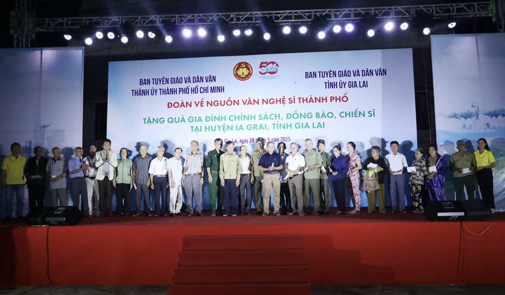 Đoàn trao quà cho 50 gia đình chính sách. Ảnh: VÕ SĨ ĐIỀU Ảnh chụp Màn hình 2025-05-28 lúc 20.45.50.png