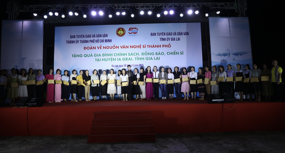 Tặng áo dài của Nhà thiết kế Việt Hùng đến 60 giáo viên nữ. Ảnh: VÕ SĨ ĐIỀU Ảnh chụp Màn hình 2025-05-28 lúc 20.46.42.png