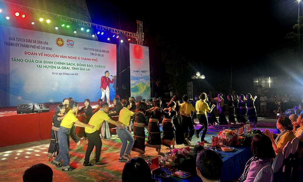 Ca sĩ Dương Quốc Hưng biểu diễn bd639919beaecf7c78ad2207ff0ae787.jpg