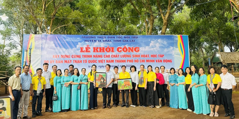 Lãnh đạo Tỉnh ủy Gia Lai trao tặng quà lưu niệm cho đại diện Ban Tuyên giáo và Dân vận Thành ủy TPHCM cùng đoàn văn nghệ sĩ. Ảnh: TIỂU TÂN z6648660670987_a26b5b10345065d9cf42105d0ca534b4.jpg
