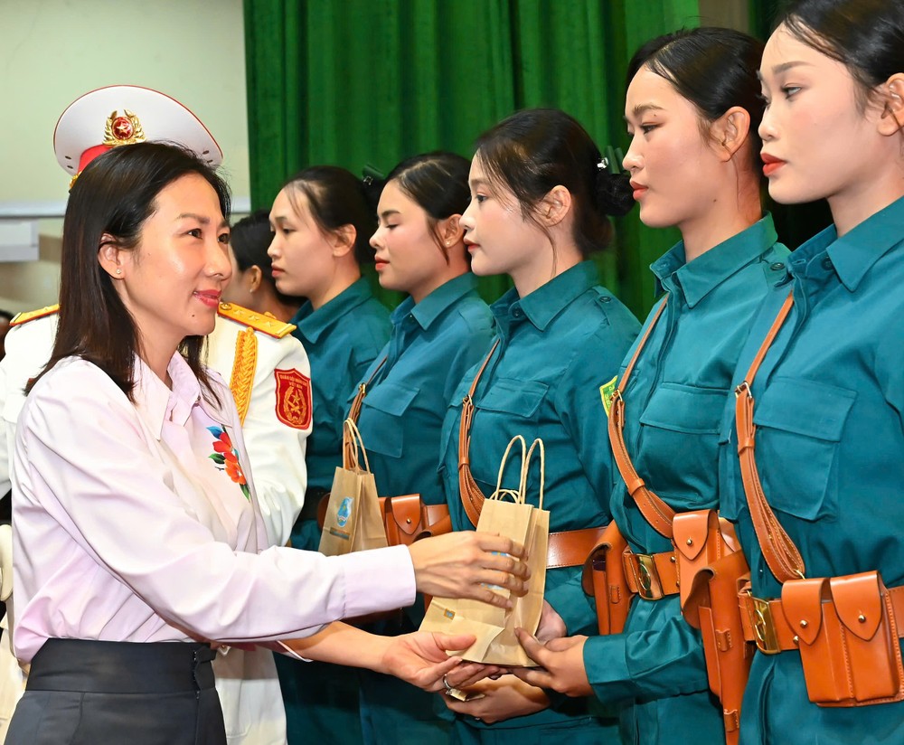 Chủ tịch Hội LHPN TPHCM Phạm Thị Thanh Hiền tặng quà đến các nữ chiến sĩ. Ảnh: VIỆT DŨNG z6651694192914_955131cd64fc7e97b78dde92f405ffd0.jpg