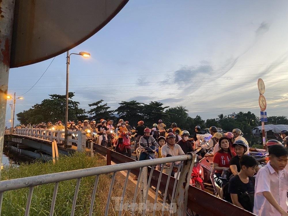 ការហាមប្រាមនៅលើស្ពាន Phu Dinh ទីក្រុងហូជីមិញ រូបថត ៣ Cam cau Phu Dinh TP.HCM anh 3