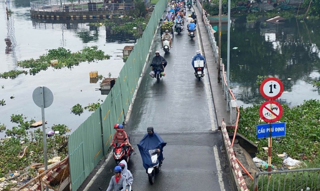 TP.HCM cấm xe lưu thông qua cầu Phú Định từ ngày 7/6