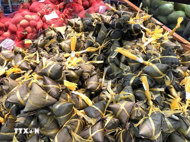 Mặt hàng bánh ú tro phục vụ Tết Đoan Ngọ tại Thành phố Hồ Chí Minh. (Ảnh: Mỹ Phương/TTXVN) ttxvn-banh-u-tro-tet-doan-ngo.jpg