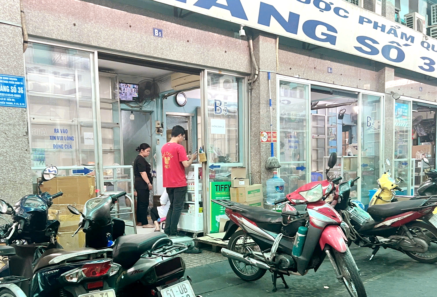 Đa số các cửa tiệm không trưng bày thuốc, hoạt động dè dặt, kín đáo - ẢNH: P.A.