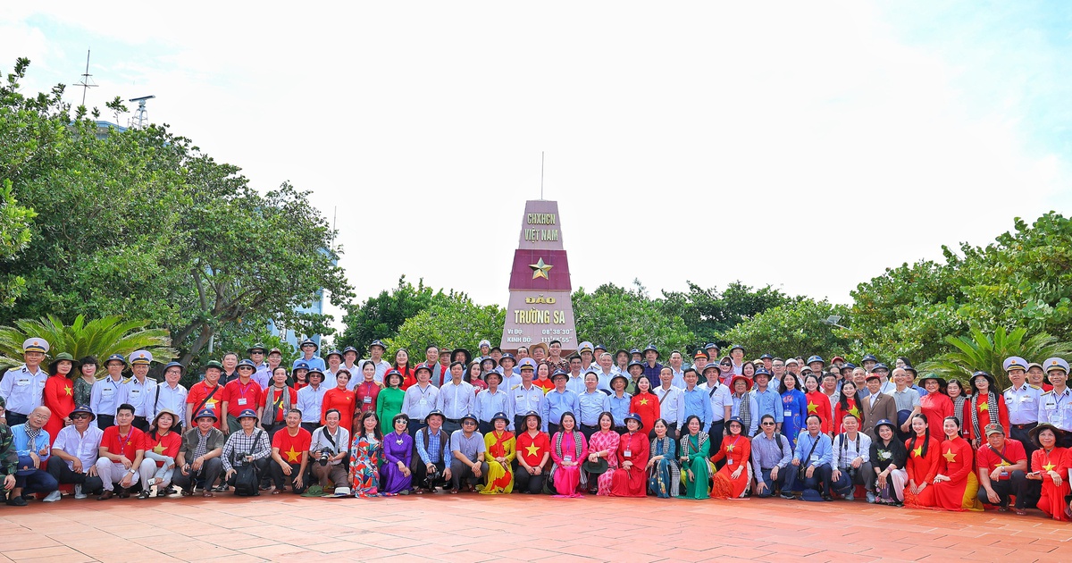 Chuyến hành trình đặc biệt của 100 nhà báo tới Trường Sa