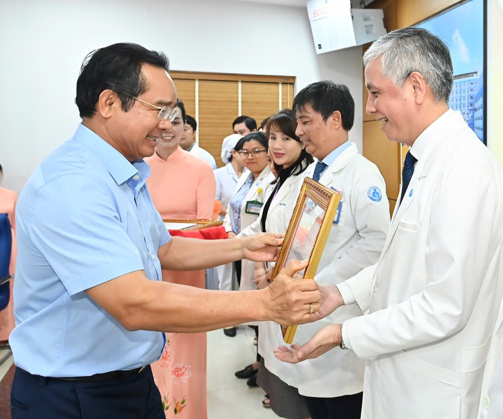 Chủ tịch UBND TPHCM Nguyễn Văn Được trao bằng khen. Ảnh: VIỆT DŨNG IMG_5588.jpeg