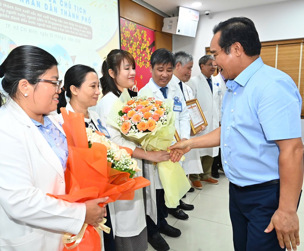 Chủ tịch UBND TPHCM Nguyễn Văn Được tặng hoa chúc mừng. Ảnh: VIỆT DŨNG IMG_5590.jpeg