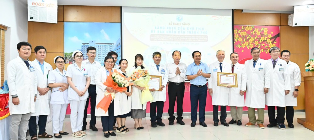 Chủ tịch UBND TPHCM Nguyễn Văn Được và Giám đốc Sở Y tế TPHCM Tăng Chí Thượng trao bằng khen, tặng hoa chúc mừng. Ảnh: VIỆT DŨNG IMG_5591.jpeg