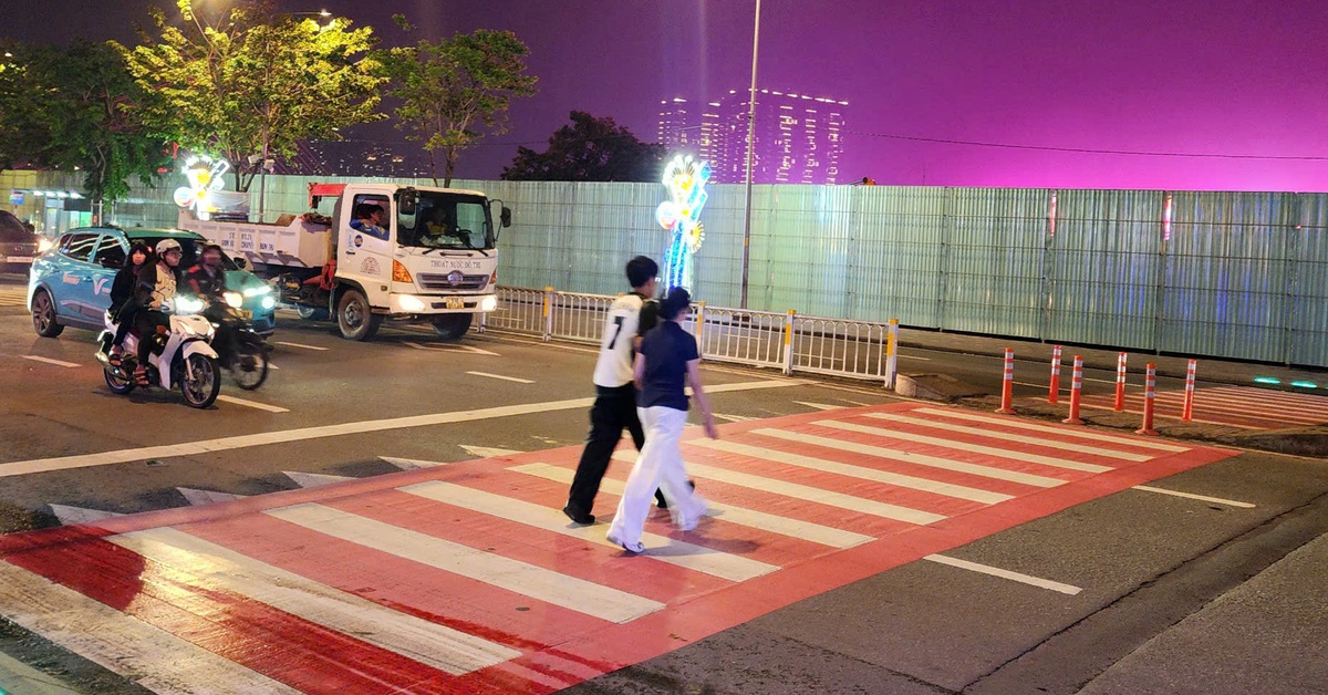Lần đầu tiên TP.HCM có đèn cảnh báo chỉ vạch đi bộ, người dân an tâm khi qua đường