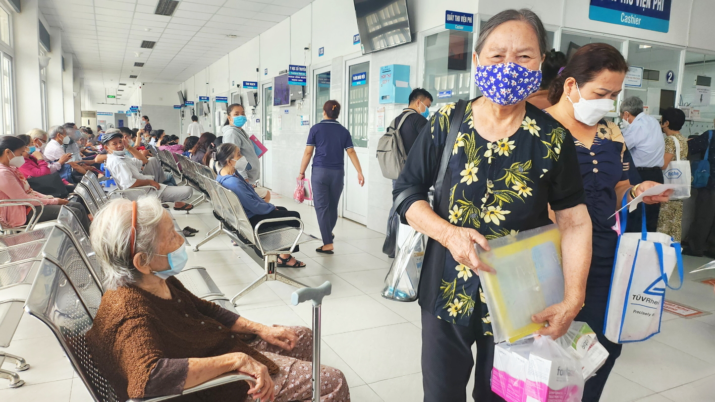 Người cao tuổi, người thuộc nhóm nguy cơ cần chủ động thực hiện các biện pháp phòng ngừa COVID-19