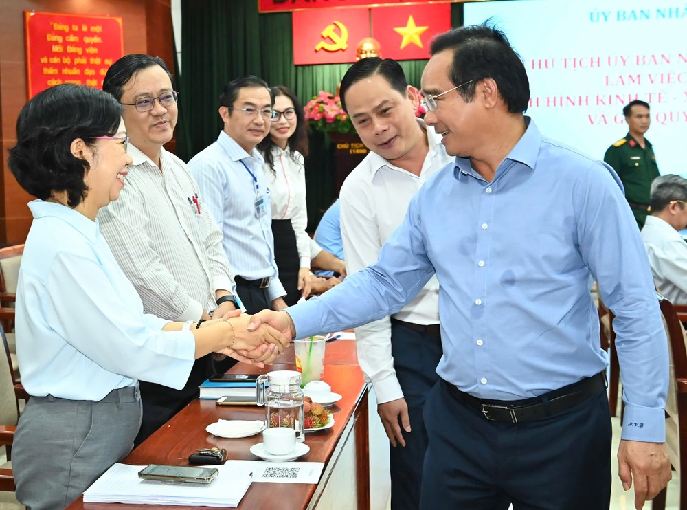 Chủ tịch UBND TPHCM Nguyễn Văn Được trao đổi với các đại biểu. Ảnh: VIỆT DŨNG fa78175de772532c0a63.jpg