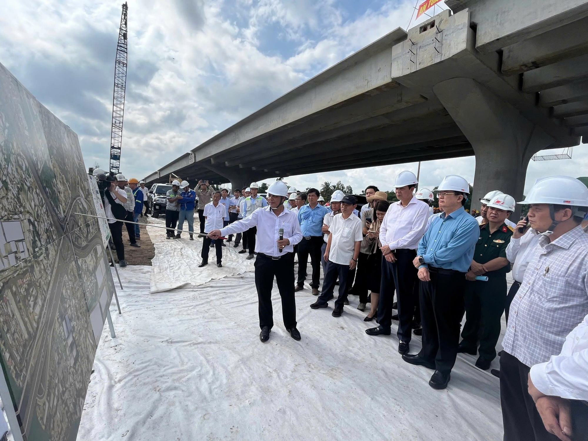 Phấn đấu tháng 12/2025 thông xe kỹ thuật tuyến Vành đai 3 TPHCM- Ảnh 5. Phấn đấu tháng 12/2025 thông xe kỹ thuật tuyến Vành đai 3 TPHCM- Ảnh 5.