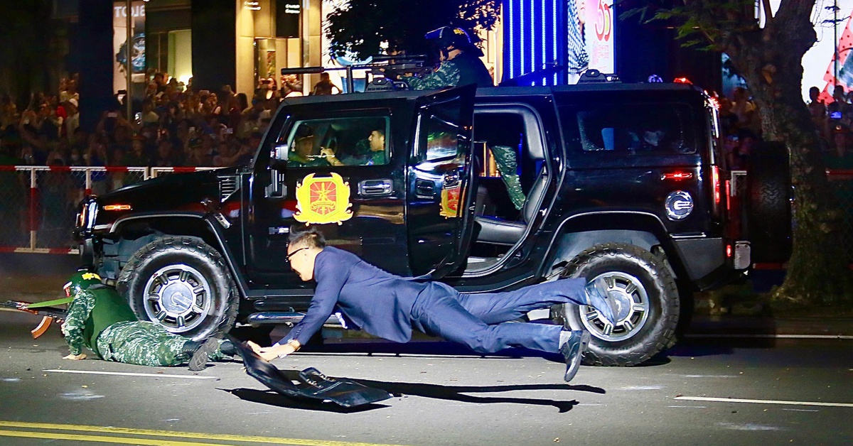 Hàng ngàn người phấn khích trước màn ‘đấu súng’, tiêu diệt khủng bố giữa trung tâm TP.HCM