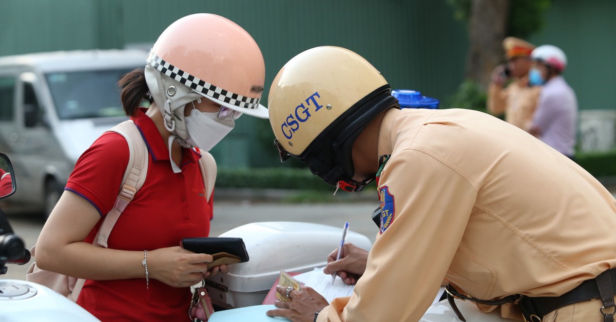 Nhiều người chạy xe lên vỉa hè bị xử lý, không dám tái phạm vì tiền phạt cao