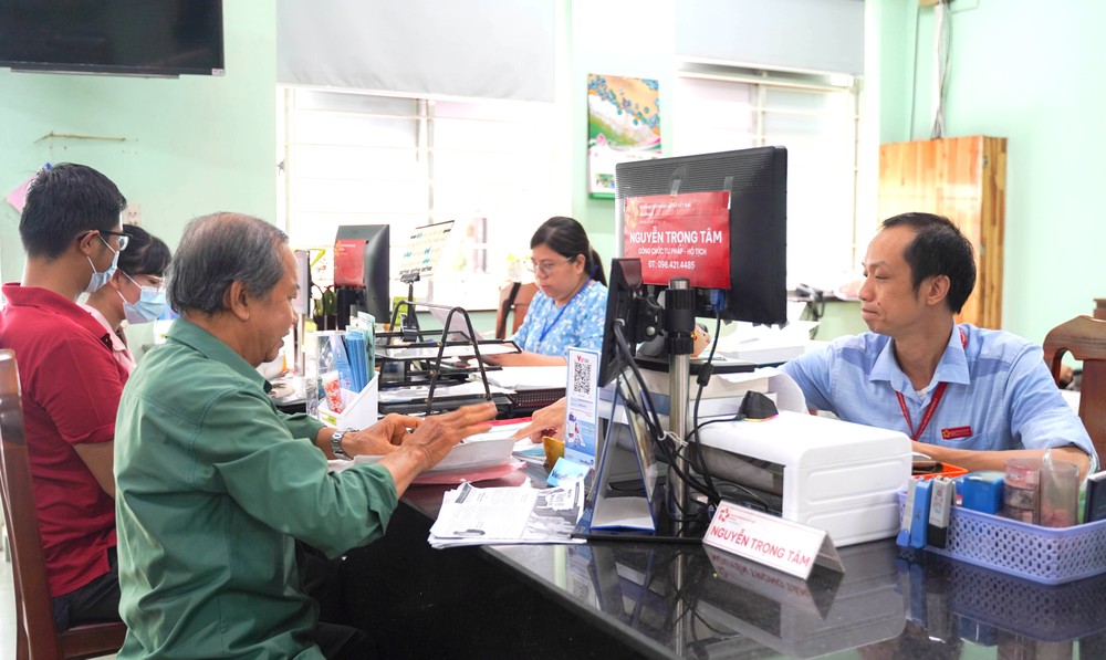 TP.HCM tìm cách giúp cán bộ dôi dư tiếp tục làm việc tại doanh nghiệp nhà nước. Ảnh: THUẬN VĂN TP.HCM tìm cách giúp cán bộ dôi dư tiếp tục làm việc tại doanh nghiệp nhà nước-can-bo-doi-du.jpg
