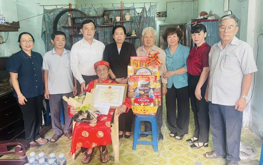 Đồng chí Hà Phước Thắng cùng đoàn công tác đến thăm ông Trương Bá Triệt và gia đình IMG_5780.jpeg