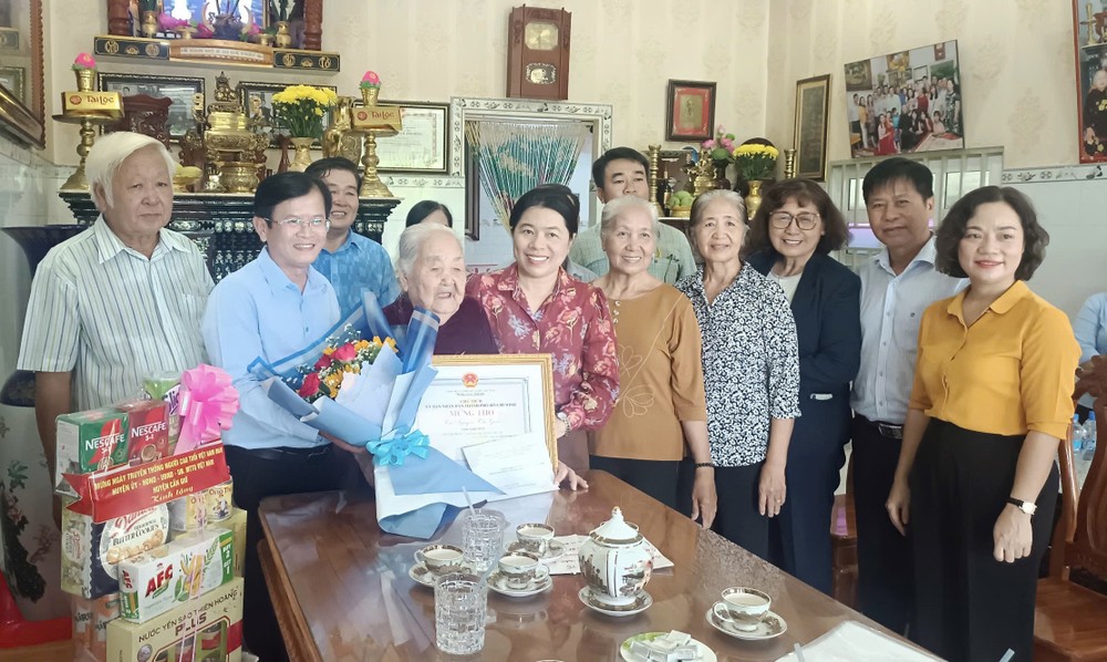 Đồng chí Nguyễn Trần Phượng Trân cùng đoàn công tác đến thăm bà Nguyễn Thị Giao và gia đình IMG_5785.jpeg