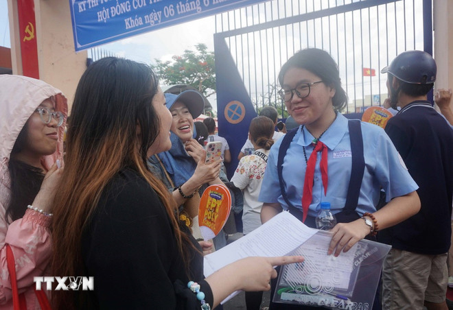 Kandidaten am Prüfungsort der Le Quy Don Secondary School (Stadt Thu Duc). (Foto: Thu Hoai/VNA) ttxvn-lop-10-tphcm-3.jpg