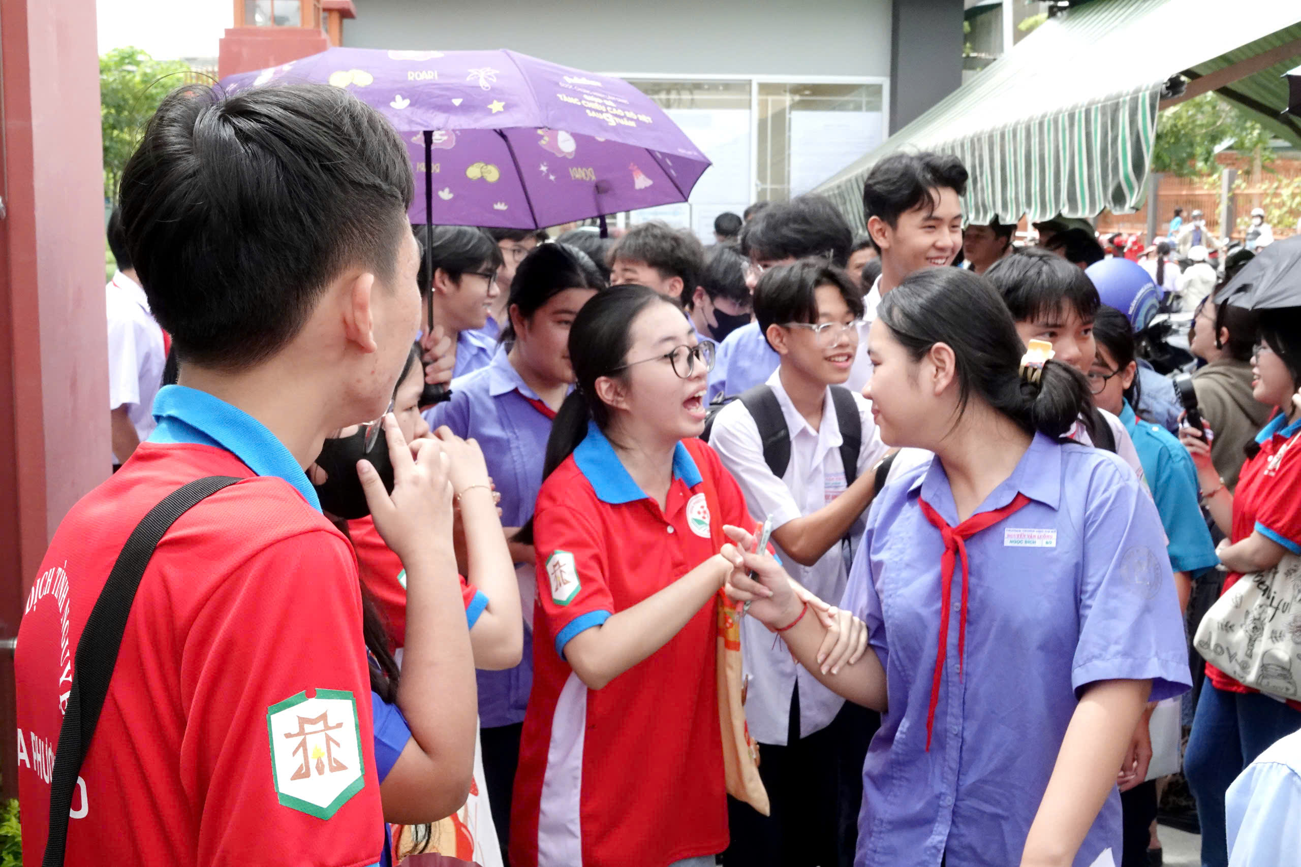 Đề thi lớp 10 hay, hiện đại và phân hóa tốt- Ảnh 2. Đề thi lớp 10 hay, hiện đại và phân hóa tốt- Ảnh 2.