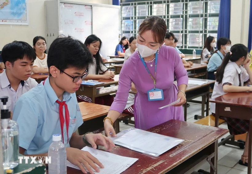 Thí sinh tại điểm thi Trường THPT Nguyễn Hữu Huân, Thành phố Hồ Chí Minh. (Ảnh: Thu Hoài/TTXVN)