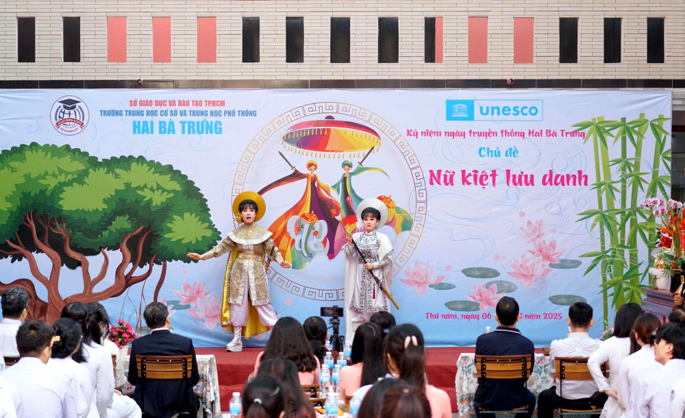Học sinh Trường THCS - THPT Hai Bà Trưng (quận Tân Bình, TPHCM) cùng các nghệ sĩ của Trung tâm UNESCO Bảo tồn và Phát triển Đờn ca tài tử Nam Bộ biểu diễn các tiết mục kết hợp diễn xướng dân gian, đờn ca tài tử, cải lương tuồng cổ - ẢNH: TRANG THƯ