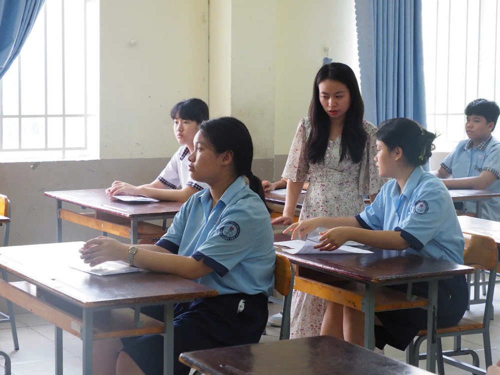 Candidates participating in the 10th grade public school entrance exam for the 2025-2026 school year at Dong Da Secondary School exam site (Binh Thanh District) z6673762050764_17526ea834498f52d8a6cc2881636430.jpg