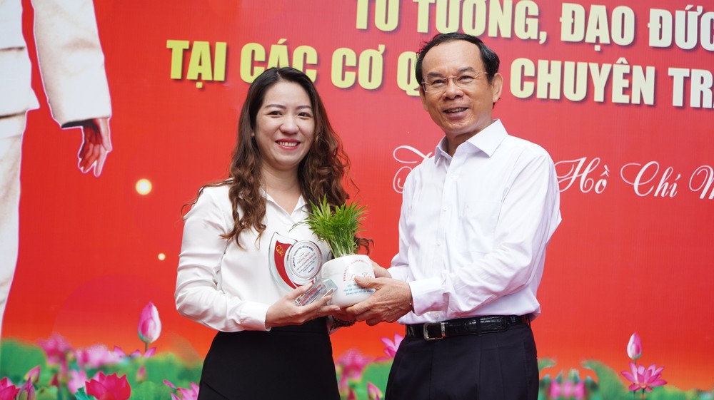 Thành-ủy-TPHCM-khen-thuong-duoi-co-ke-chuyen-bac-ho2.JPG