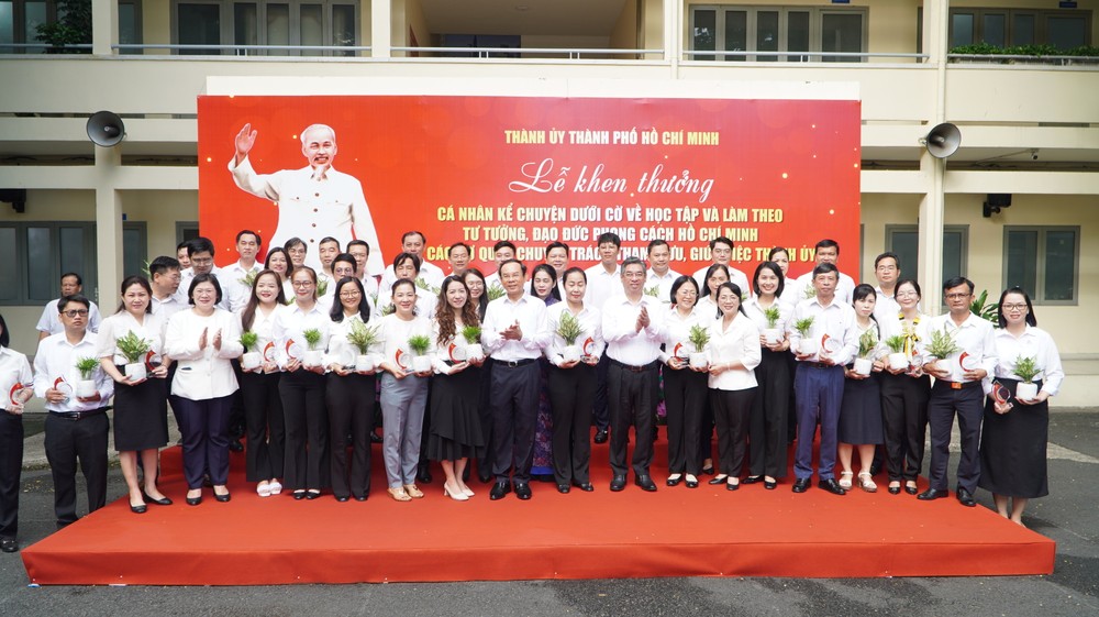 Thành ủy TP.HCM đã khen thưởng cho 48 cá nhân đã tham gia kể chuyện dưới cờ về học tập và làm theo tư tưởng, đạo đức, phong cách Hồ Chí Minh. Ảnh: THANH THÙY Bí thư Thành ủy TP.HCM Nguyễn Văn Nên khen thưởng 48 cá nhân kể chuyện dưới cờ về Bác Hồ-Thành-ủy-TPHCM-khen-thuong-duoi-co-ke-chuyen-bac-ho3.JPG