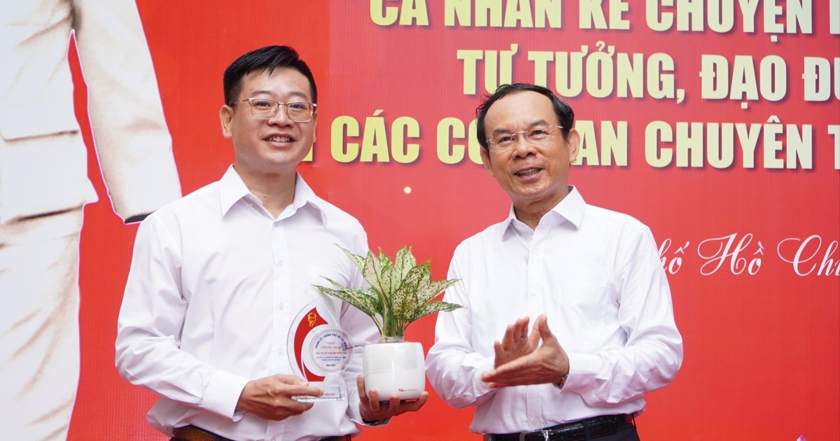 Bí thư Nguyễn Văn Nên khen thưởng 48 cá nhân kể chuyện dưới cờ về Bác Hồ