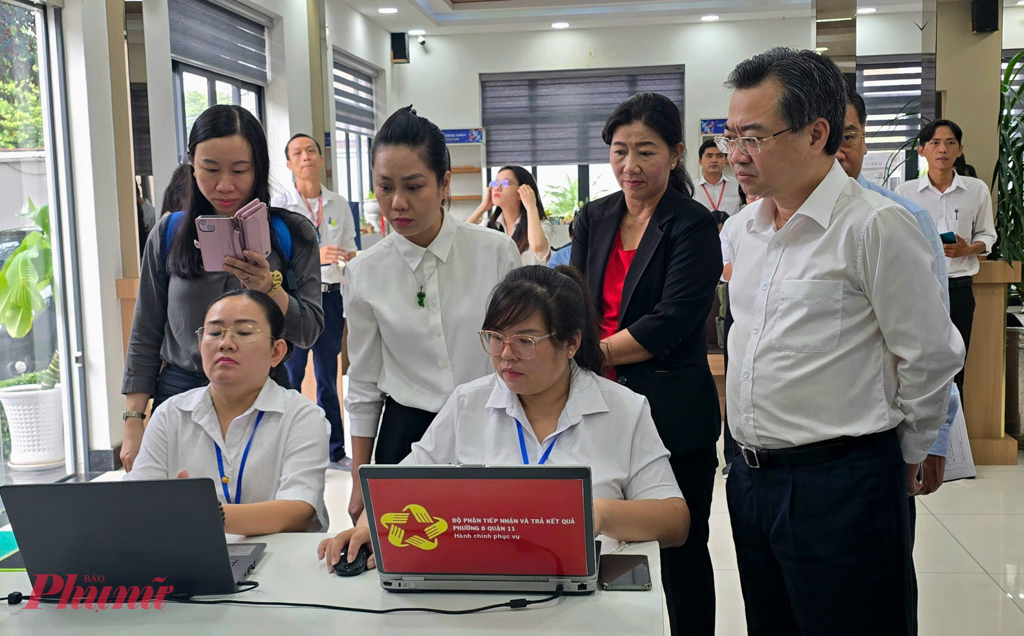 Phó Bí thư Thường trực Thành ủy TPHCM Nguyễn Thanh Nghị (bìa phải) dự buổi vận hành thử nghiệm mô hình chính quyền địa phương cấp xã tại trụ sở Ủy ban nhân dân phường Bình Thới sau khi thành lập mới