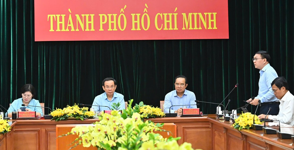Giám đốc Sở KH-CN TPHCM Lâm Đình Thắng báo cáo. Ảnh: VIỆT DŨNG 8032b77d03f2b7aceee3.jpg