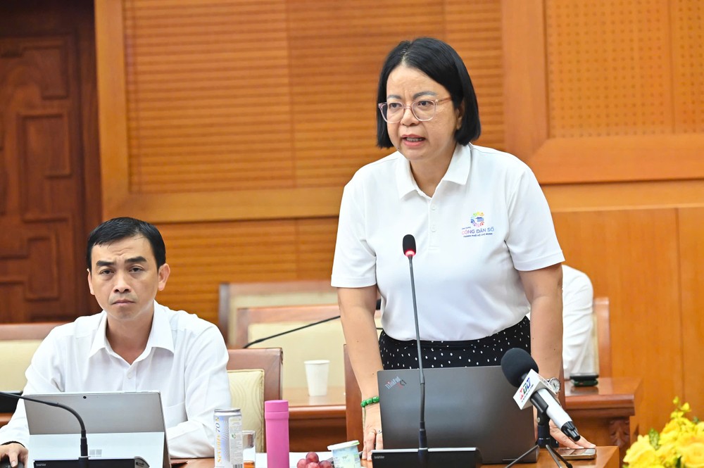 Giám đốc Trung tâm Chuyển đổi số TPHCM Võ Thị Trung Trinh báo cáo kết quả vận hành thử nghiệm. Ảnh: VIỆT DŨNG 226cf413409cf4c2ad8d.jpg