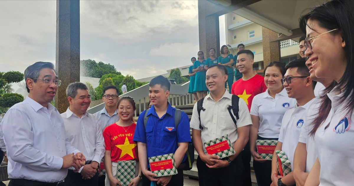 TPHCM tiễn đoàn y tế dân sự đầu tiên ra đảo Trường Sa thực hiện nhiệm vụ chăm sóc sức khỏe