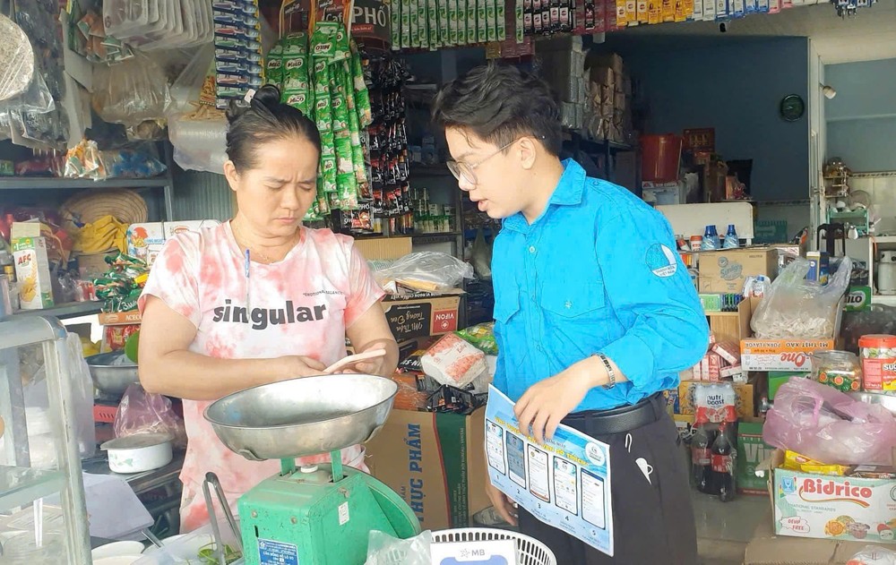 Đoàn viên thanh niên TPHCM hướng dẫn người dân cài app Công dân số TPHCM 14-6. 6.jpg