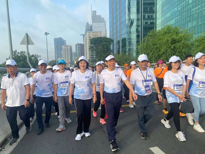 Gần 1.000 người làm báo tham gia giải chạy "Tự hào Thành phố tôi yêu"