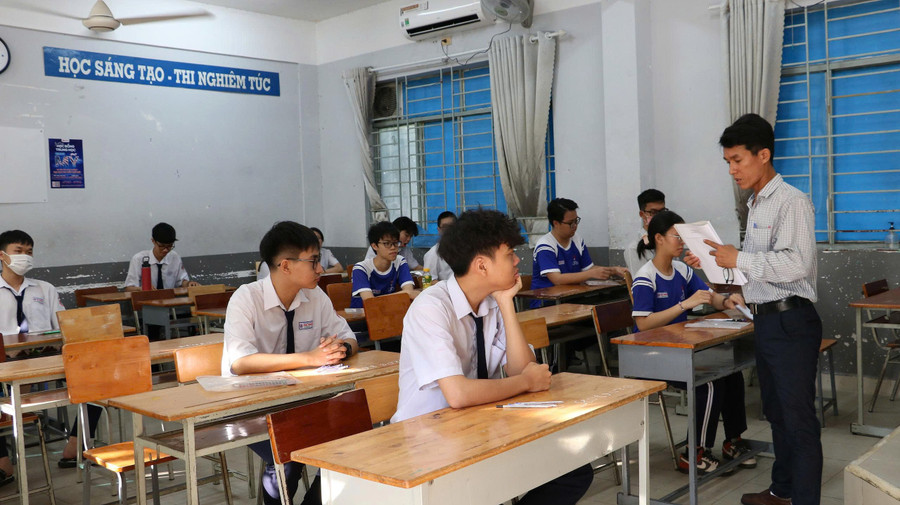 การสอบจำลองก่อนสำเร็จการศึกษาระดับมัธยมศึกษาตอนปลายที่โรงเรียนมัธยมฟู่ญวน (เขตฟู่ญวน) ภาพโดย: มินห์ อันห์ thi-tot-nghiep-thpt.jpg