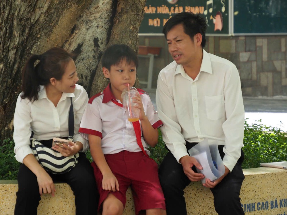 Toda la familia reunida en el sitio de exámenes de la escuela secundaria y preparatoria Tran Dai Nghia z6709900630457_e37bc91a745ee855698eccb0ebcde358.jpg