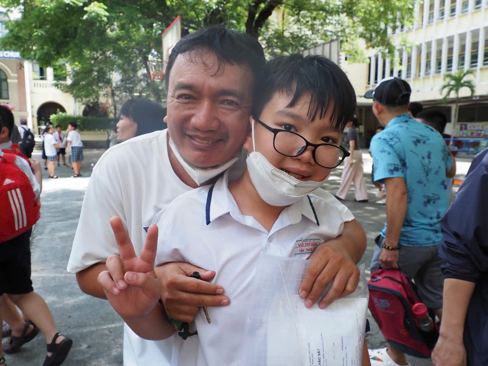 Padre e hijo se abrazaron felizmente después de completar la encuesta. z6709900667394_d8d0ebabee60a05a215b9483bed80d04.jpg