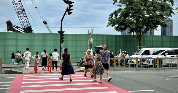 TP HCM: Đường Lê Lợi - Pasteur sắp có đèn âm vỉa hè cho người đi bộ