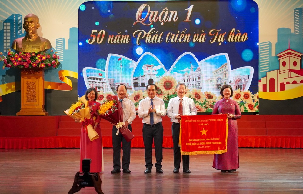 Comrade Nguyen Van Duoc awarded the Prime Minister's Emulation Flag to the people and officials of District 1. 6HH07196.JPG