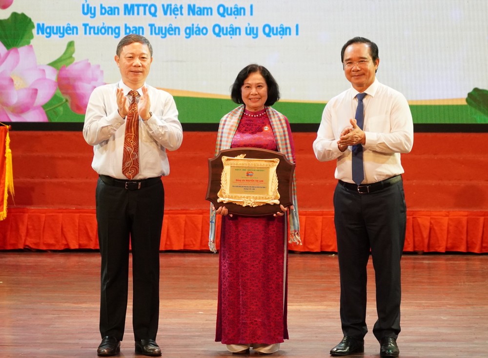 Comrade Nguyen Van Duoc and Comrade Duong Anh Duc presented gifts of gratitude to officials and civil servants who have contributed to the development of District 1. 6HH07271.JPG