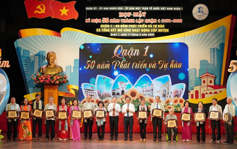 Comrade Nguyen Van Duoc and Comrade Duong Anh Duc presented gifts of gratitude to officials and civil servants who have contributed to the development of District 1. 6HH07316.JPG