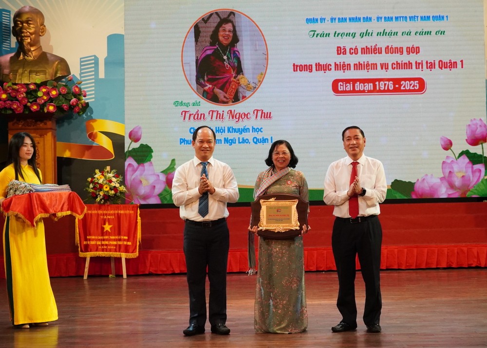 Comrade Pham Thanh Kien and Chairman of District 1 People's Committee Le Duc Thanh presented gifts of gratitude to officials and civil servants who have contributed to the development of District 1. 6HH07328.JPG