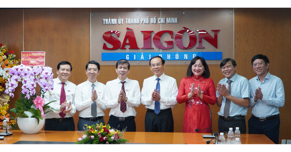 Bí thư Thành ủy TP HCM Nguyễn Văn Nên chúc mừng các cơ quan báo chí